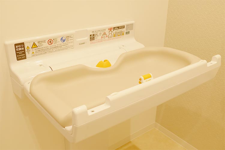 お手洗いにはおむつ台完備
